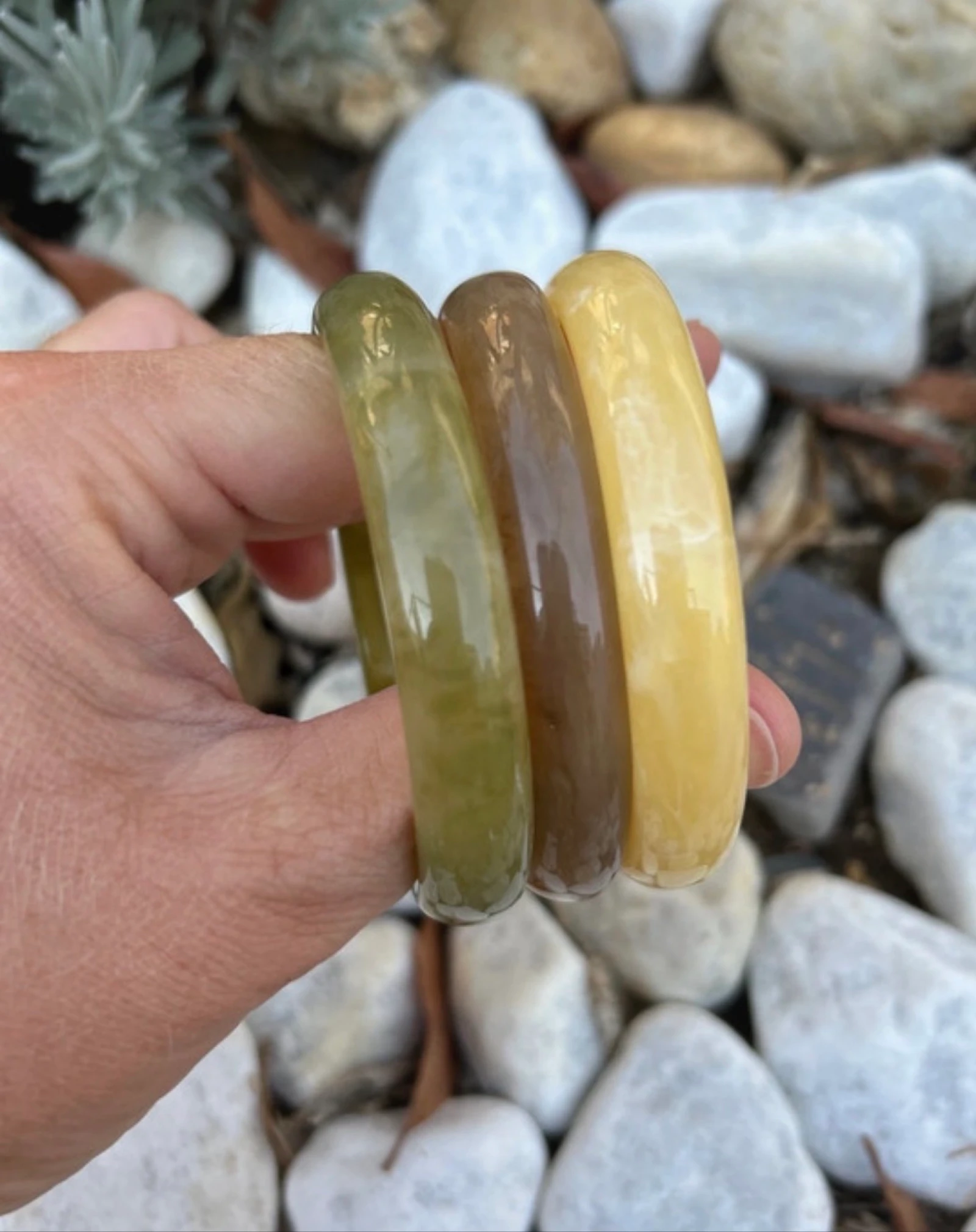 3 jade hars armbandjes in geel, groen en kaki – photo 3